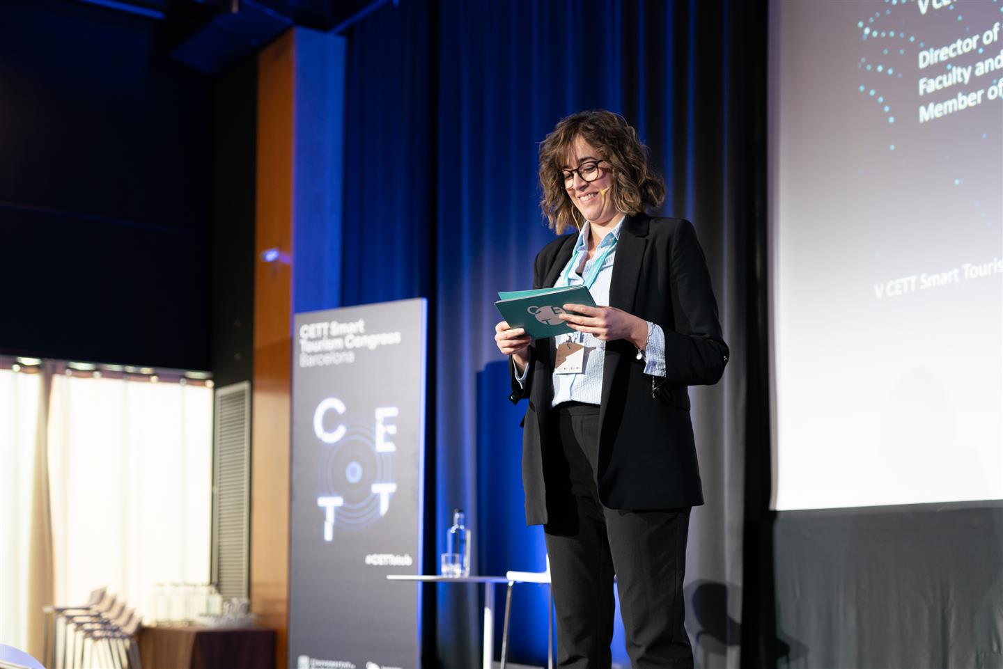 La Dra. Ainhoa Carballido, directora del Congrés, sobre l'escenari durant la inauguració. 